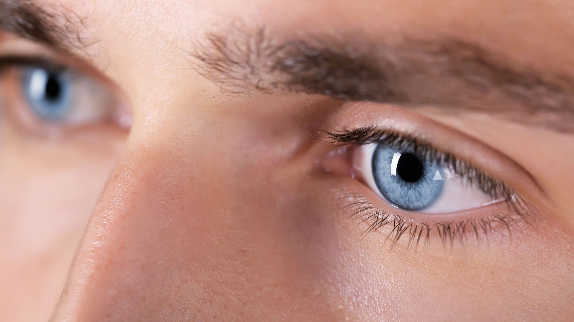 A detailed close-up view of the eye showcasing the common symptoms of glaucoma. The image should depict a well-lit, high-resolution close-up of the eye, highlighting the optic nerve, pupil, and iris. The optic nerve should appear slightly swollen and the pupil should appear constricted, indicating increased intraocular pressure. The overall lighting should be soft and diffused, creating an atmosphere of medical examination and concern for eye health. The depth of field should be shallow, keeping the eye in sharp focus while blurring the background. The goal is to create a visually striking and informative image that conveys the seriousness of glaucoma and the importance of early detection and treatment. understanding glaucoma 05